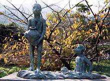 寺院脇にある河童の夫婦のブロンズ像