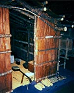 焼畑の山小屋の入り口（奈良田民俗資料館）