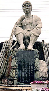 役場の庭の味噌五郎の坐像