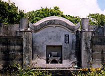沖縄の墓石